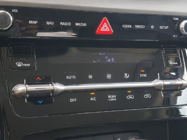 Used 2024 Kia Carnival EX FWD image 33