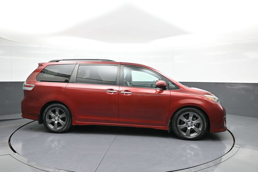 Used 2017 Toyota Sienna SE FWD image 5
