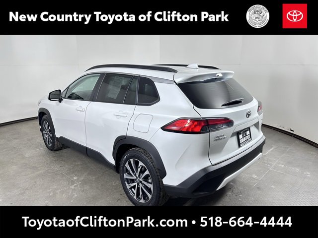 Used 2022 Toyota Corolla Cross XLE w/ Convenience Package image 5