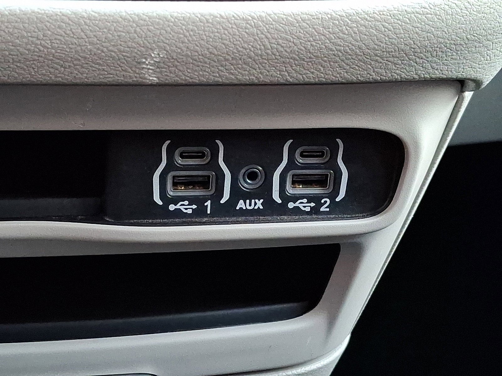 Used 2023 Chrysler Voyager LX FWD image 25