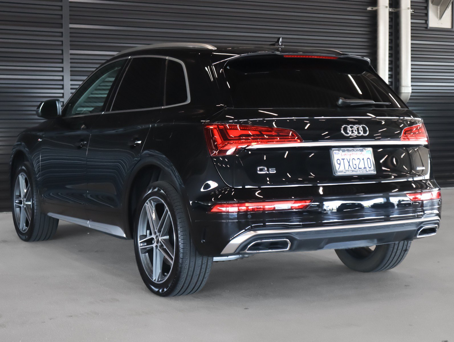 Certified 2025 Audi Q5 e Premium AWD/4WD image 2