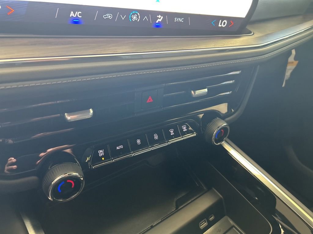Used 2025 Chevrolet Suburban LS RWD image 47