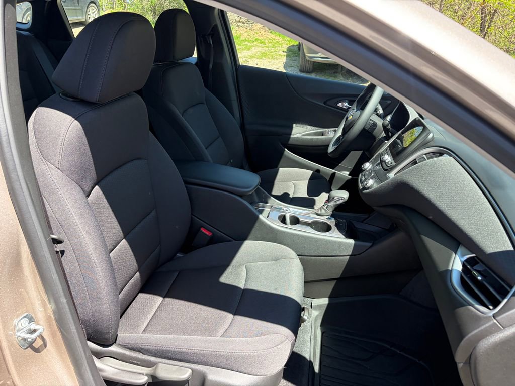 Used 2023 Chevrolet Malibu RS w/ LPO, Floor Liner Package FWD image 31