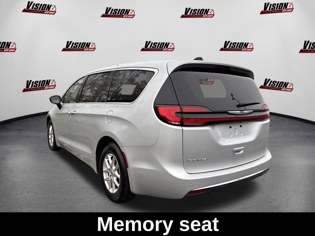 Used 2024 Chrysler Pacifica Touring-L FWD image 8