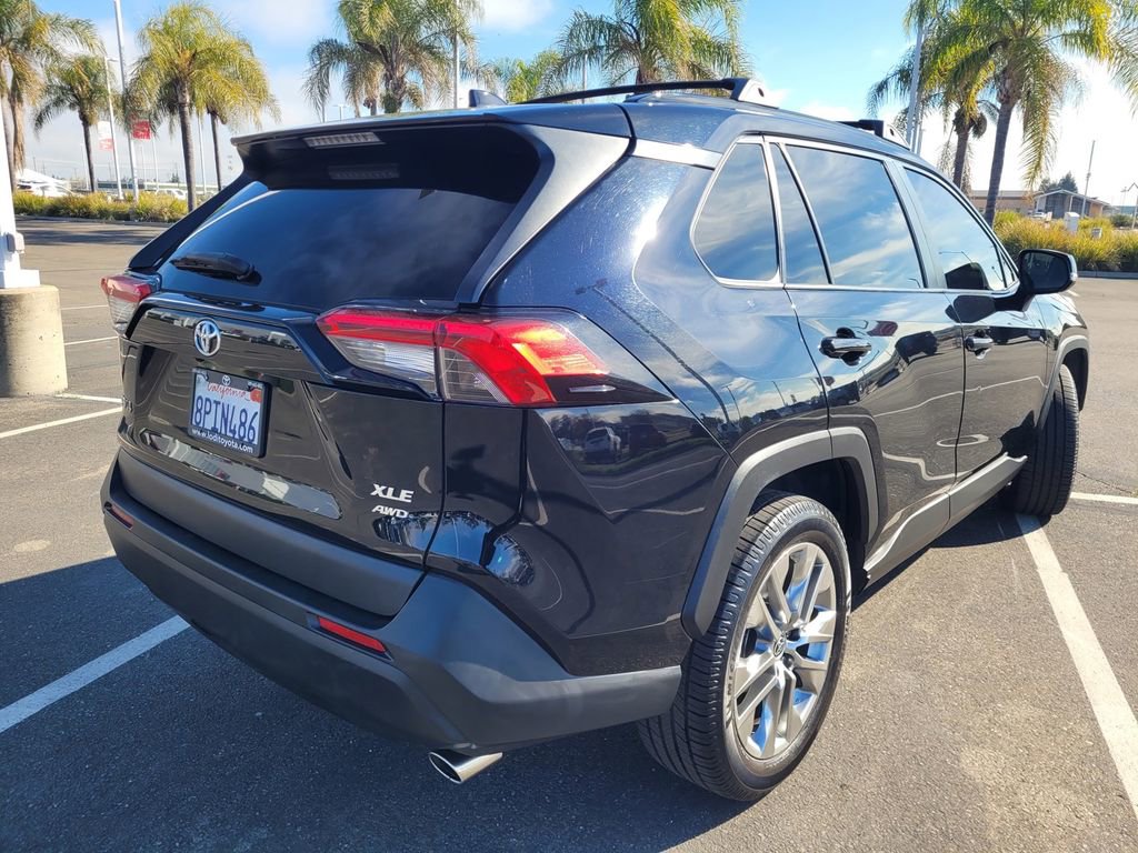 Used 2020 Toyota RAV4 XLE Premium image 4