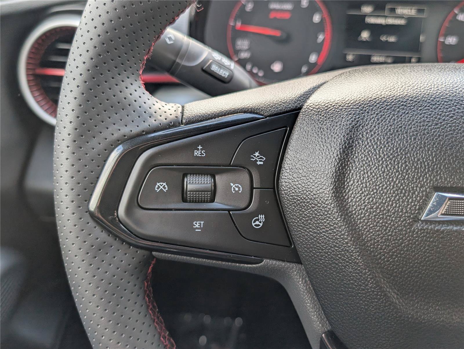 Used 2025 Chevrolet Trax RS w/ Sunroof Package FWD image 22