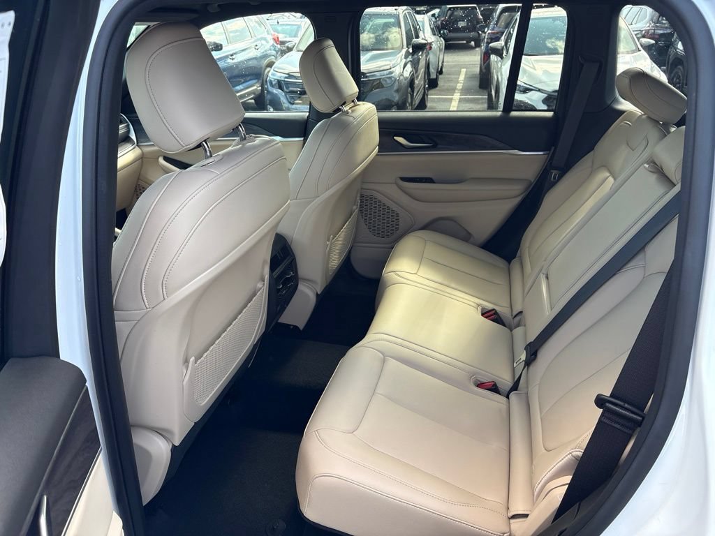 Used 2024 Jeep Grand Cherokee Limited RWD image 10