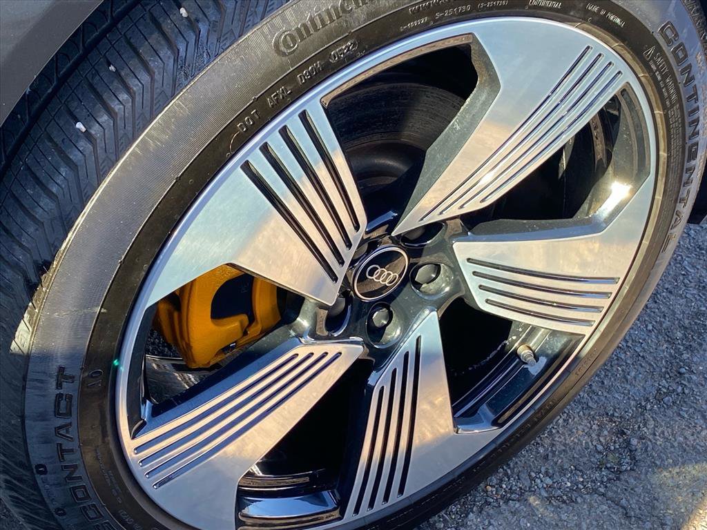 Used 2022 Audi e-tron Premium Plus image 21