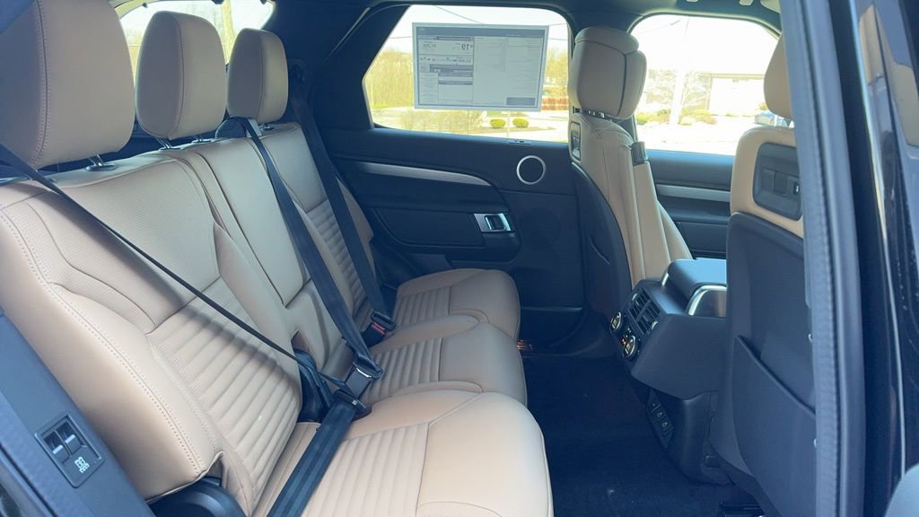 New 2024 Land Rover Discovery Dynamic SE image 21