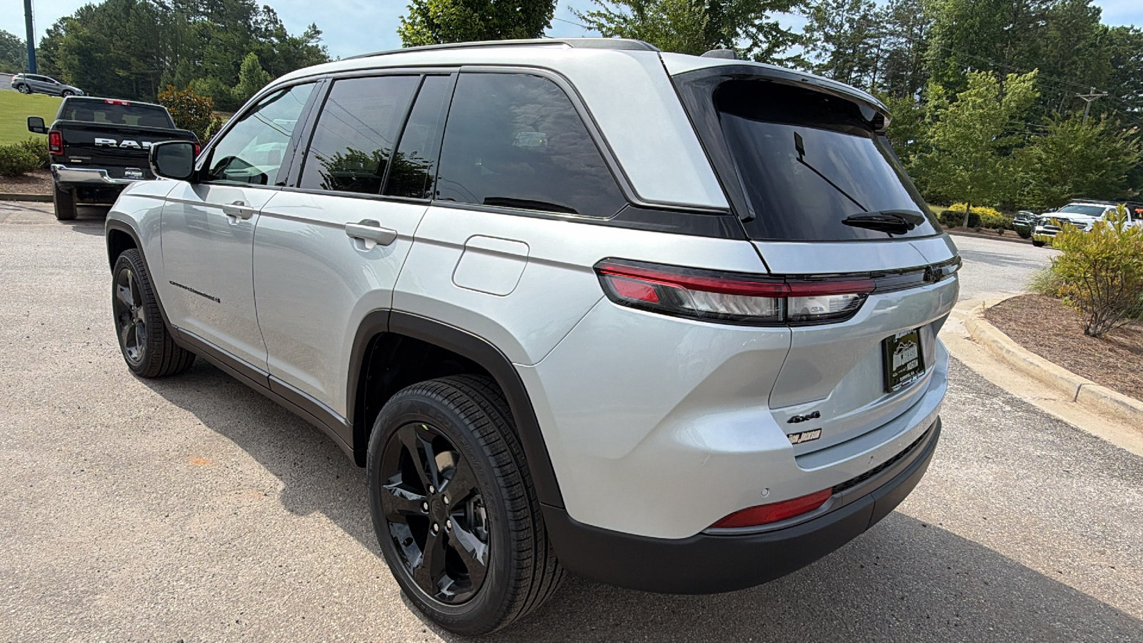 New 2026 Jeep Grand Cherokee Limited w/ Limited Altitude Package AWD/4WD image 10