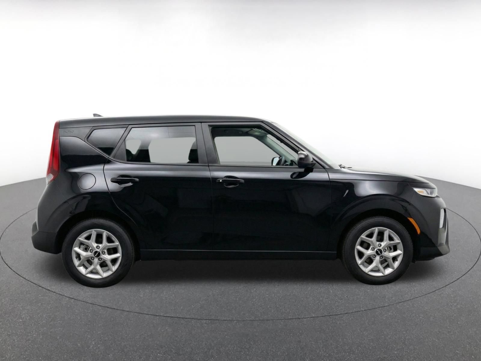 Used 2025 Kia Soul LX w/ LX Technology Package FWD image 12