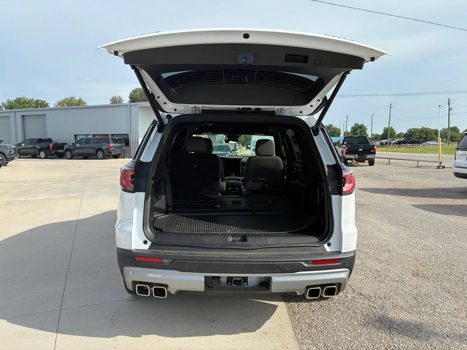 Used 2026 GMC Acadia Elevation w/ Elevation Premium Package FWD image 11