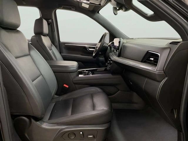 Used 2025 Chevrolet Suburban LT RWD image 28