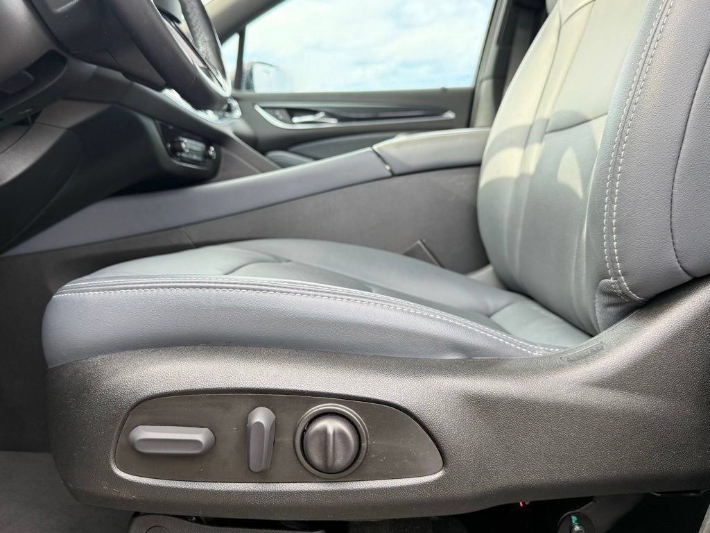 Used 2024 Buick Enclave Essence FWD image 9