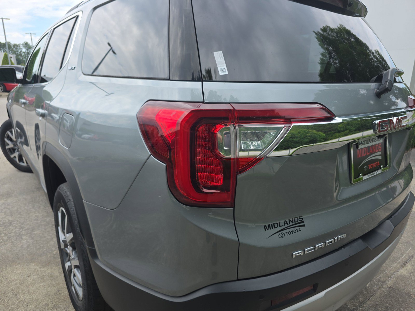 Used 2023 GMC Acadia SLT w/ Preferred Package FWD image 6