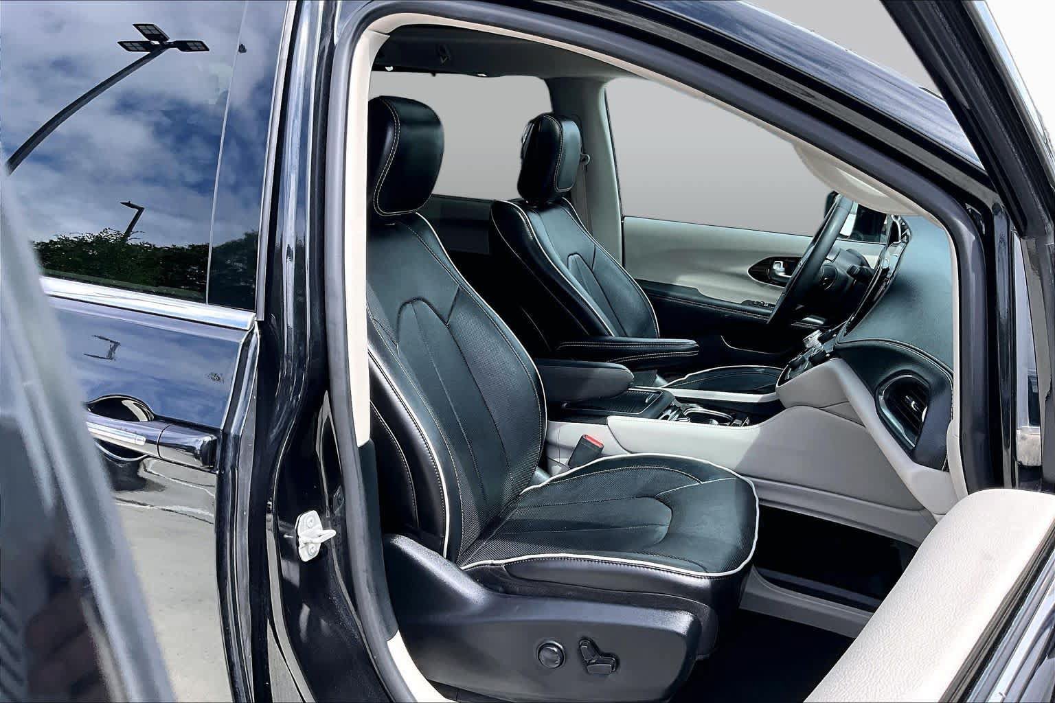 Used 2023 Chrysler Pacifica Limited FWD image 9