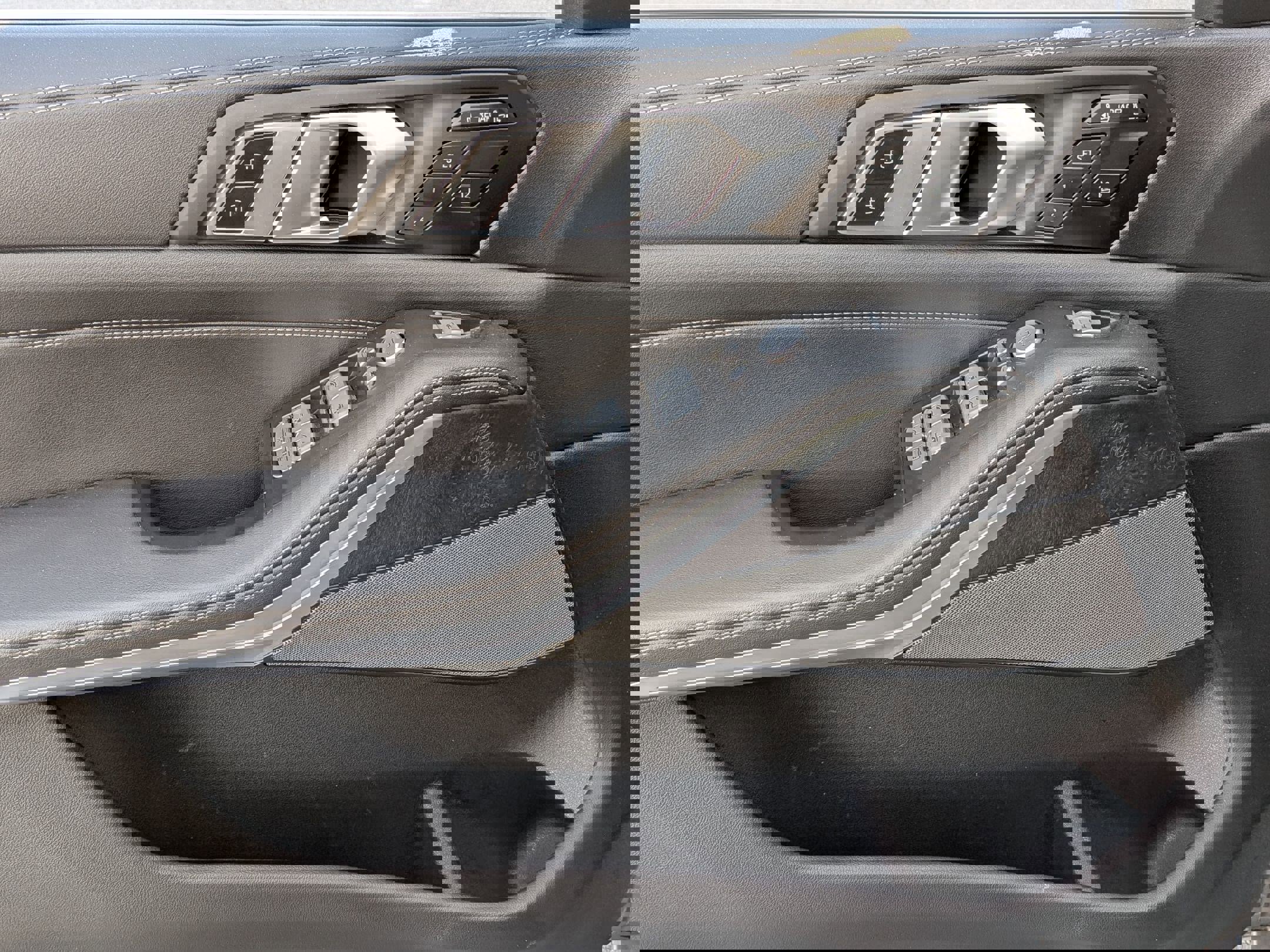 Used 2025 BMW X7 xDrive40i w/ Premium Package image 12