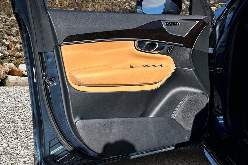 Used 2018 Volvo XC90 T6 Momentum w/ Convenience Package image 18