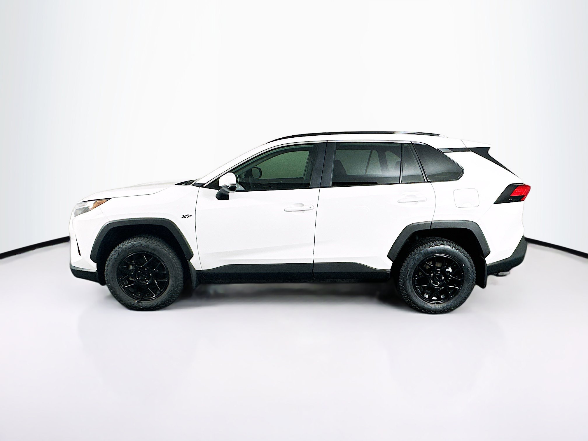 Used 2025 Toyota RAV4 XLE w/ Convenience Package FWD image 4