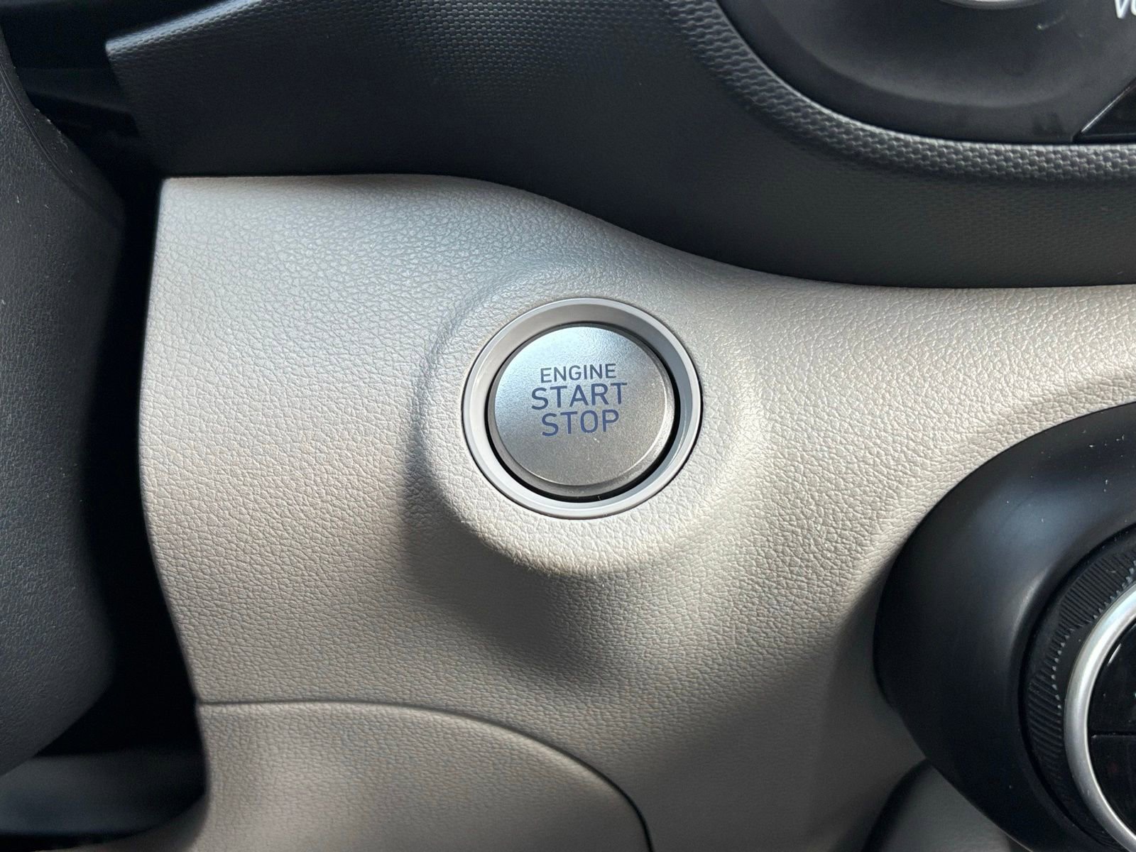 Used 2024 Hyundai Venue SEL FWD image 11