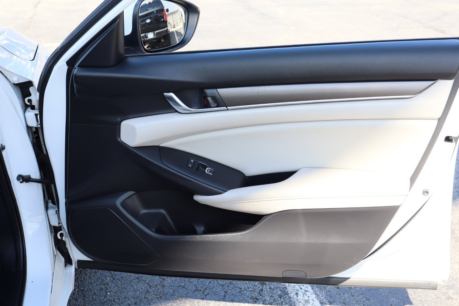 Used 2018 Honda Accord LX image 32