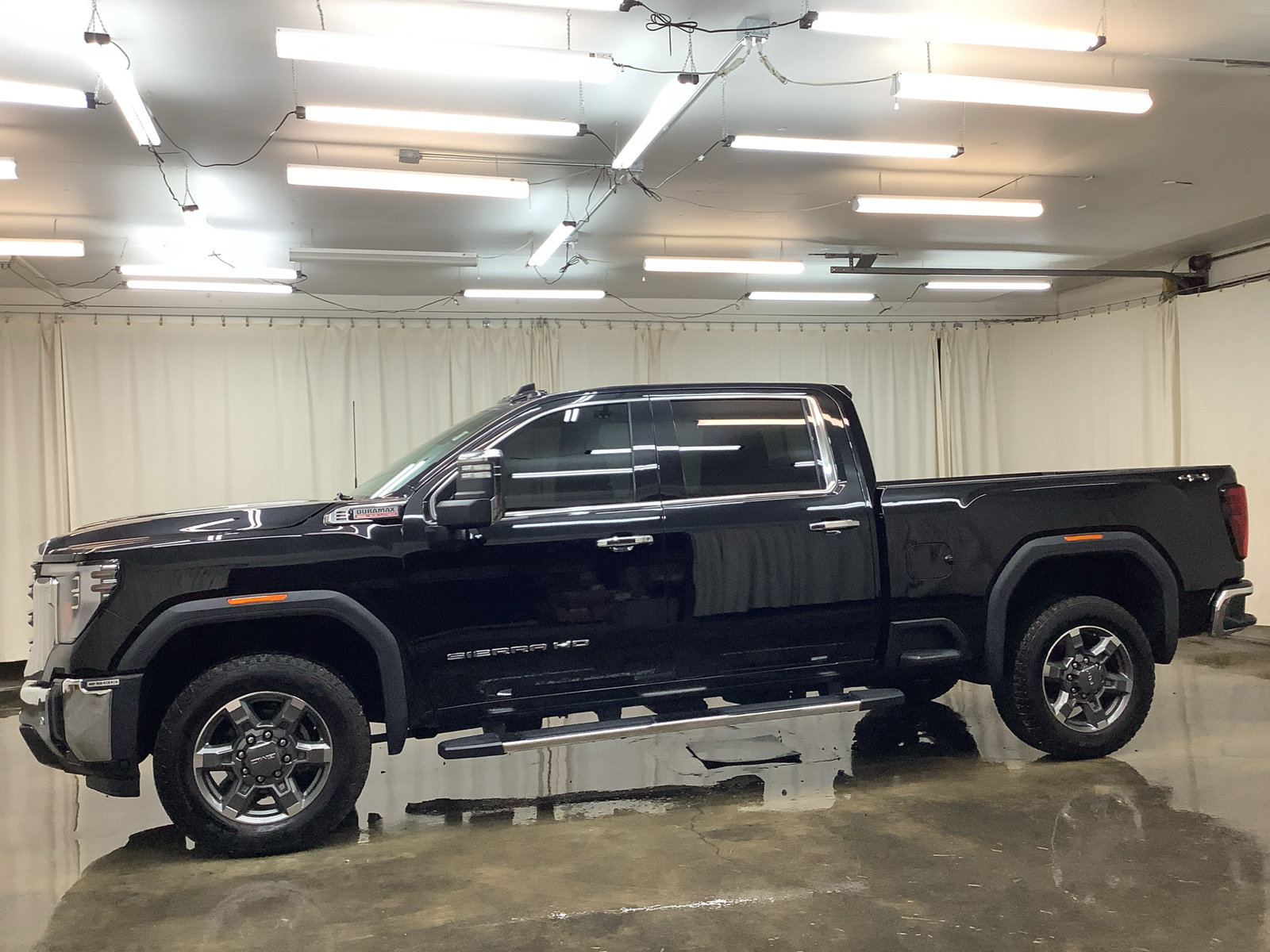 Used 2025 GMC Sierra 2500 SLT w/ SLT Premium Package AWD/4WD image 10
