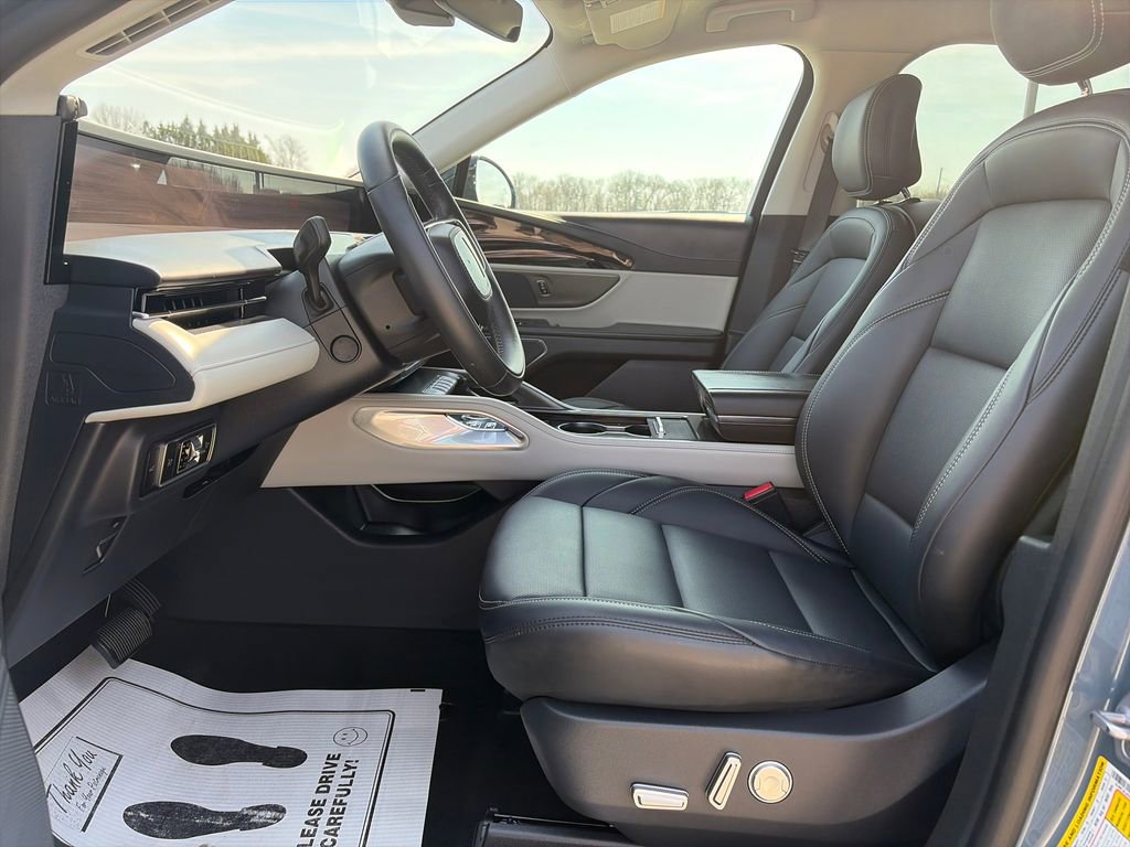 Used 2025 Lincoln Nautilus Premier AWD/4WD image 16