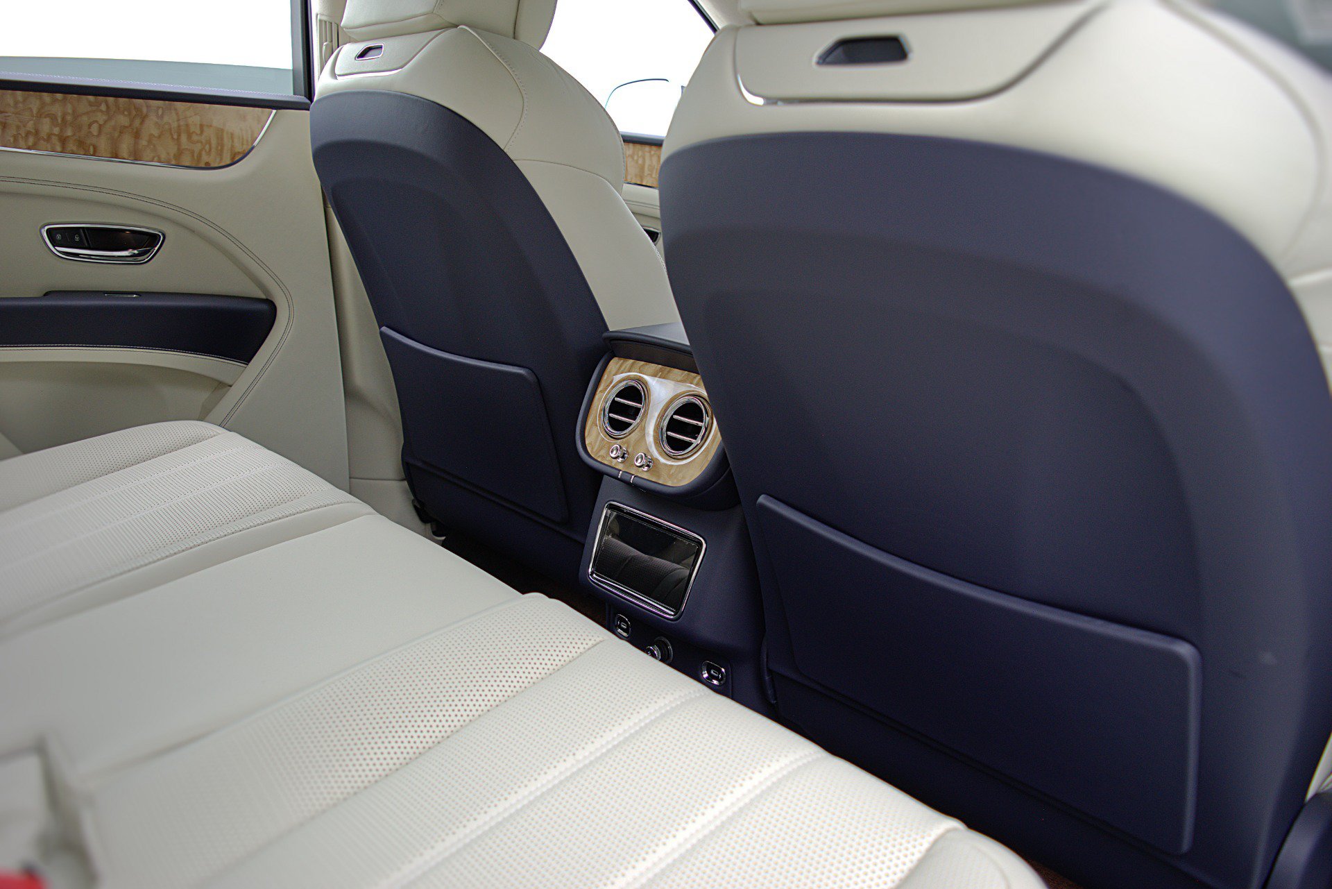 Certified 2023 Bentley Bentayga AWD/4WD image 30