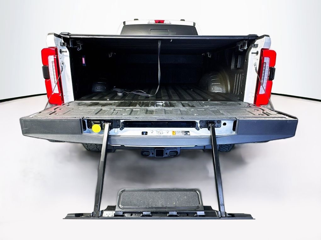 Used 2025 Ford F350 Platinum w/ FX4 Off-Road Package image 31