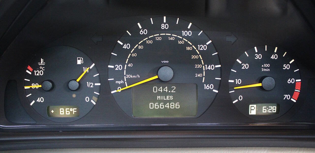 Used 2001 Mercedes-Benz CLK 320 Cabriolet image 18