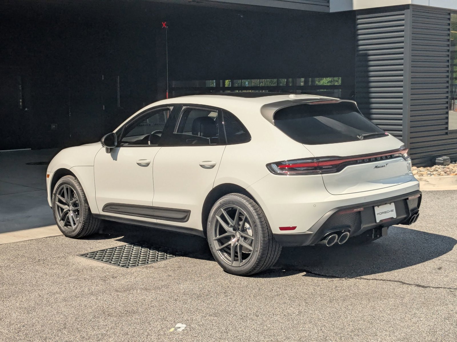 Certified 2025 Porsche Macan Turbo image 3