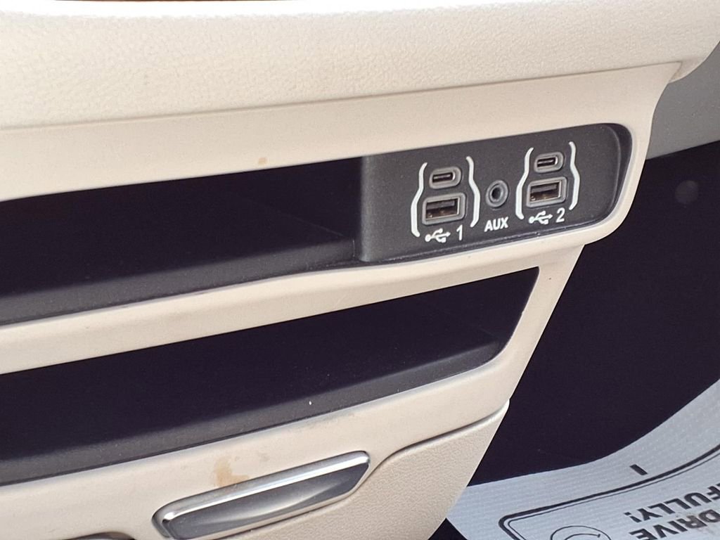Used 2023 Chrysler Pacifica Touring-L FWD image 16