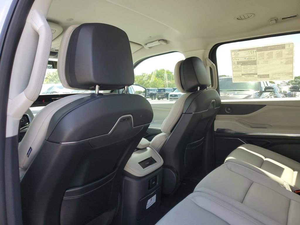 New 2026 Lincoln Navigator L Premier AWD/4WD image 11