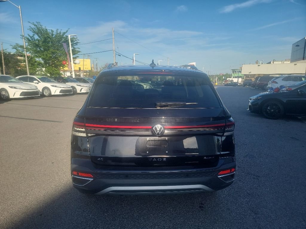 Used 2025 Volkswagen Taos SE AWD/4WD image 13