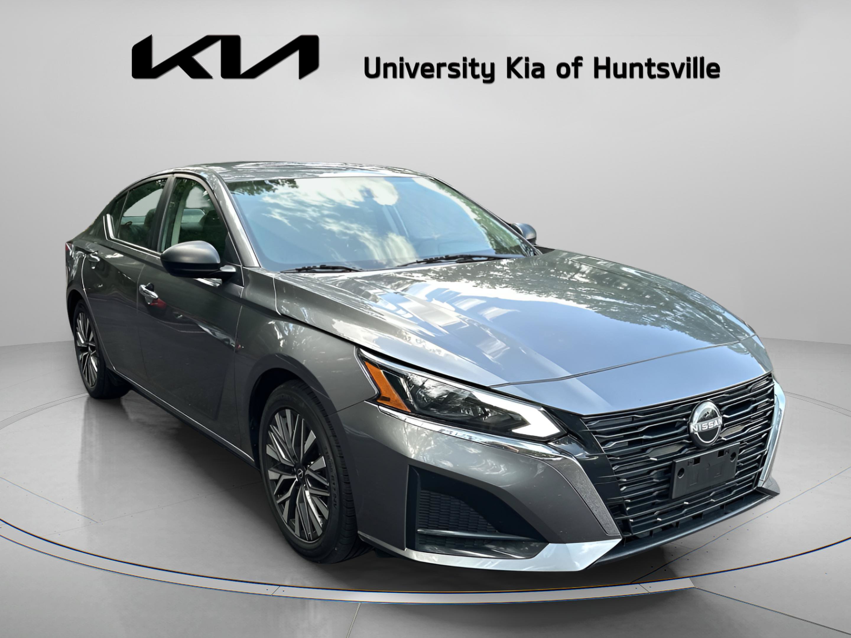 Used 2024 Nissan Altima 2.5 SV FWD image 2