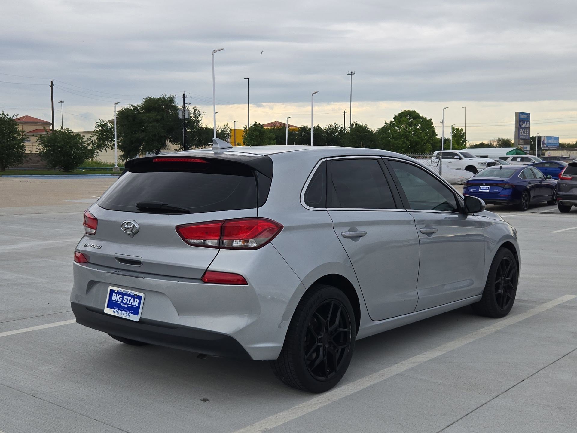 Used 2020 Hyundai Elantra GT image 3