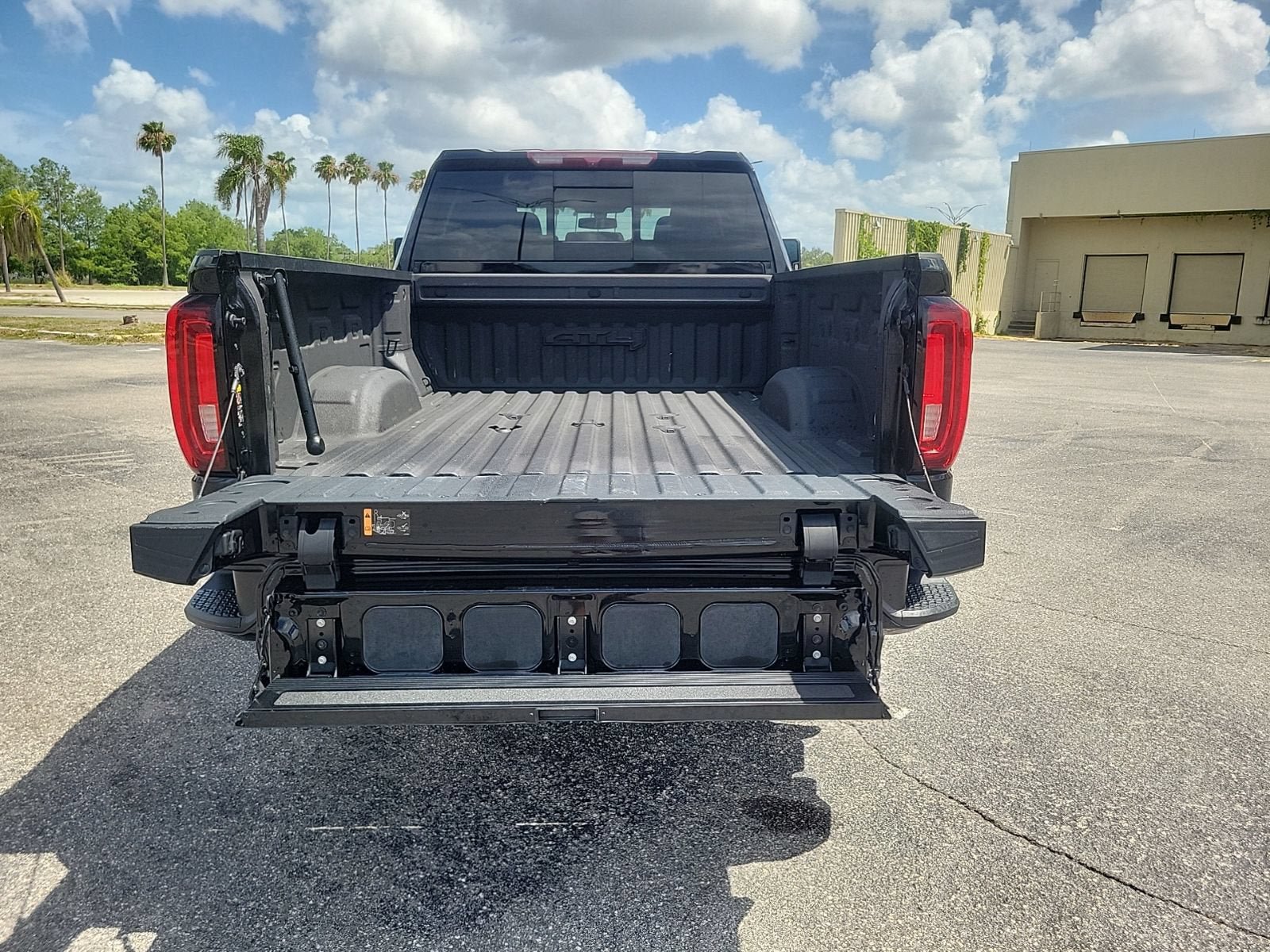 Used 2022 GMC Sierra 2500 AT4 w/ AT4 Preferred Package AWD/4WD image 8