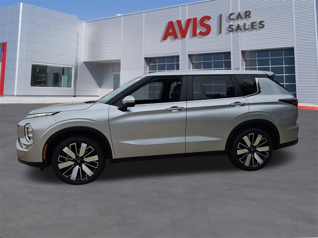 Used 2025 Mitsubishi Outlander SE image 2