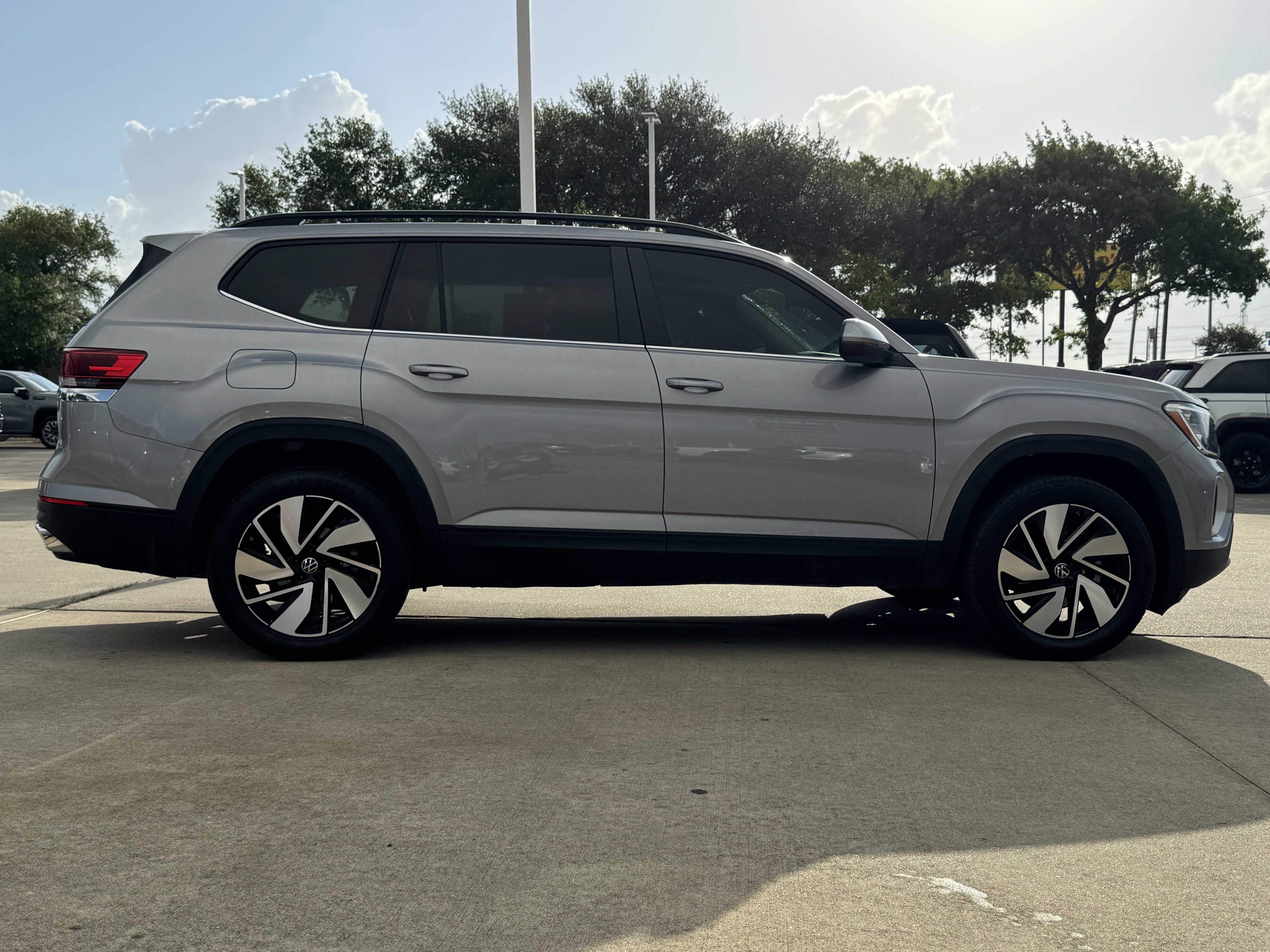 Used 2025 Volkswagen Atlas SE FWD image 7