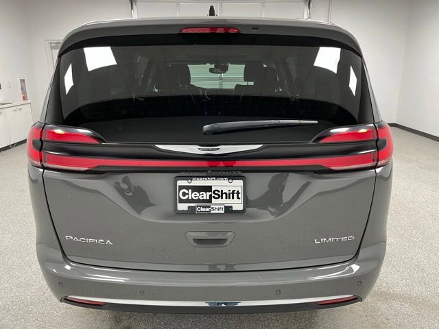 Used 2023 Chrysler Pacifica Limited FWD image 9