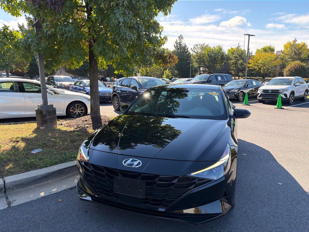 Used 2023 Hyundai Elantra SEL w/ Convenience Package FWD image 2