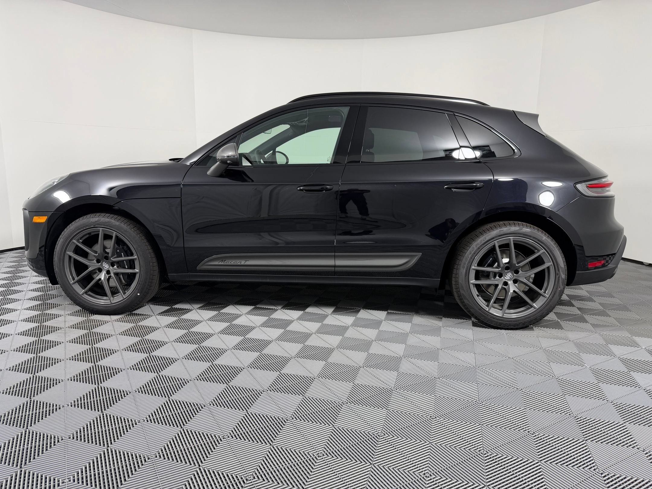 New 2026 Porsche Macan AWD/4WD image 2