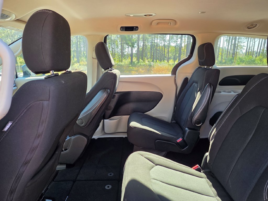 Used 2023 Chrysler Voyager LX FWD image 15