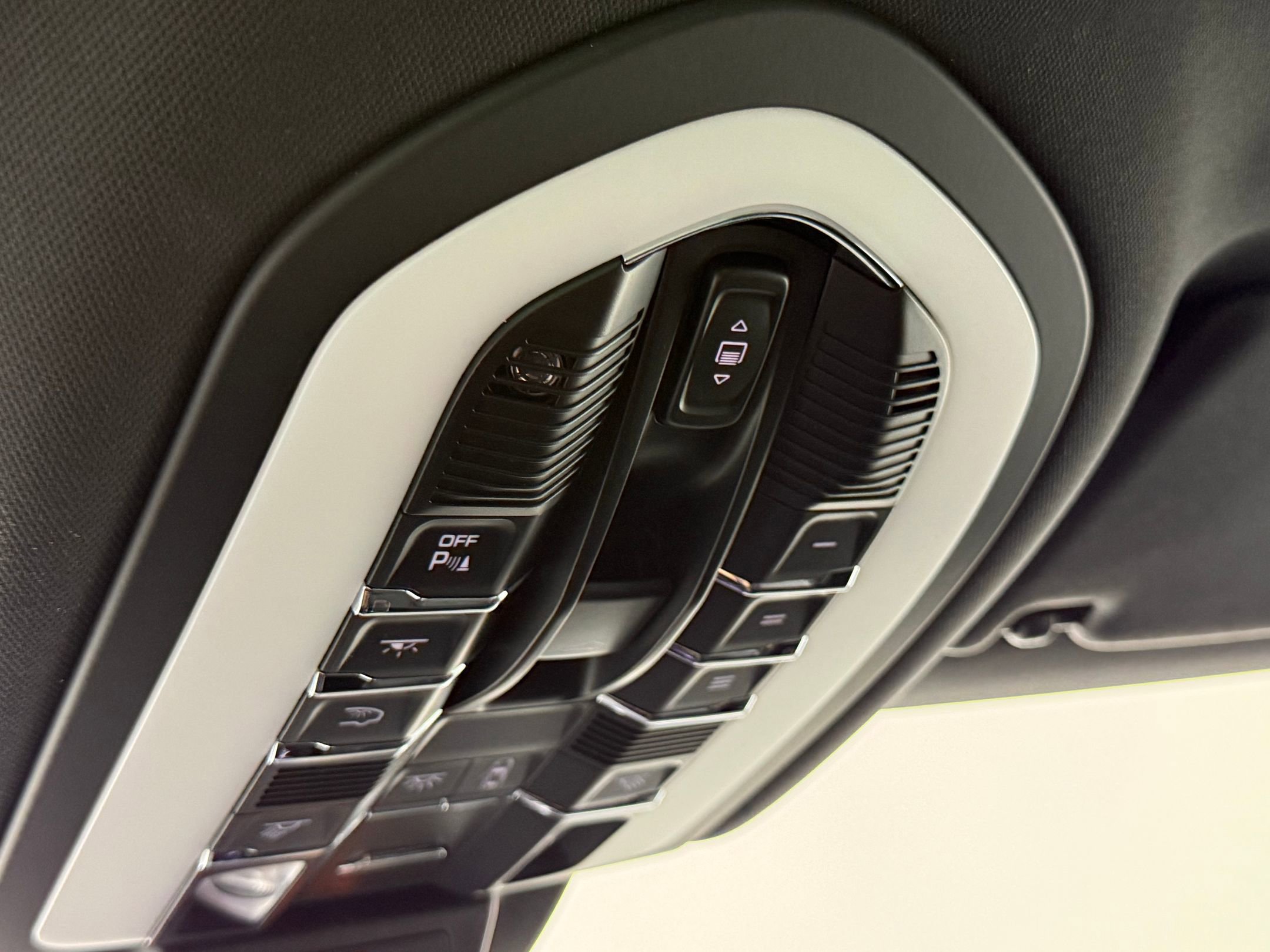 New 2025 Porsche Macan image 30