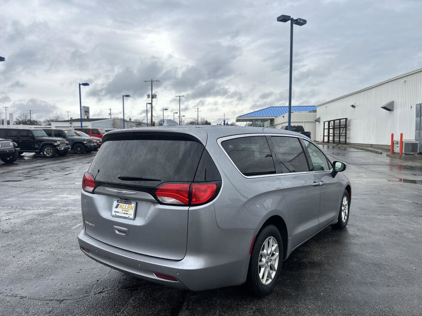 Used 2020 Chrysler Voyager LX FWD image 5