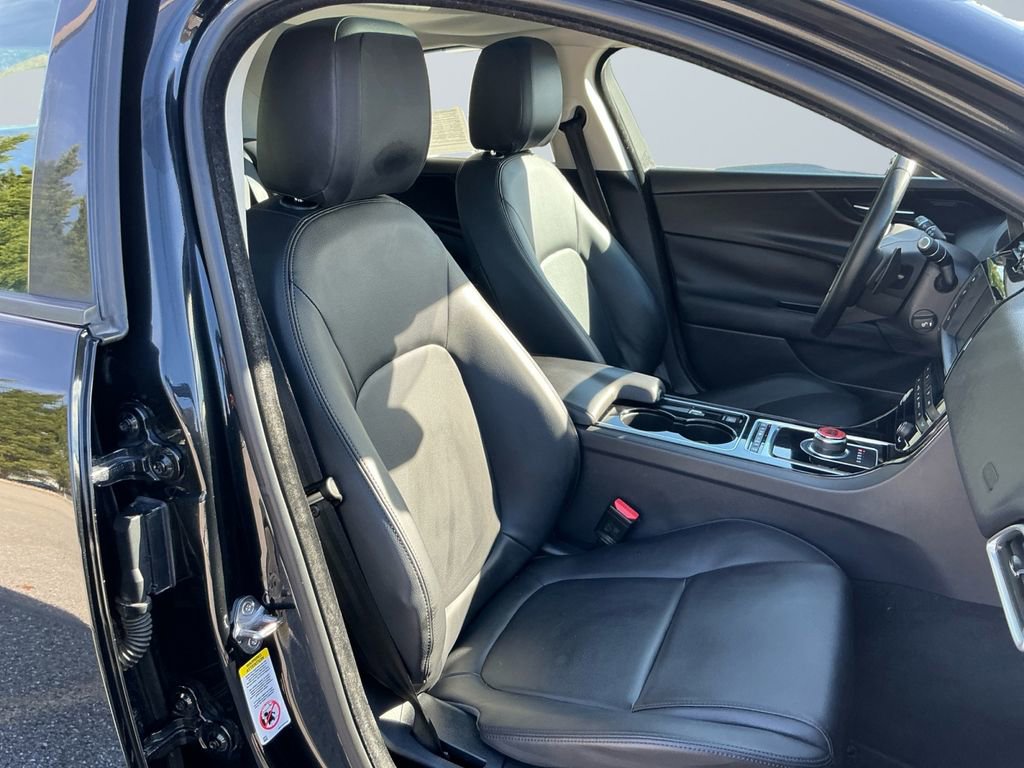 Used 2017 Jaguar XE Premium image 15