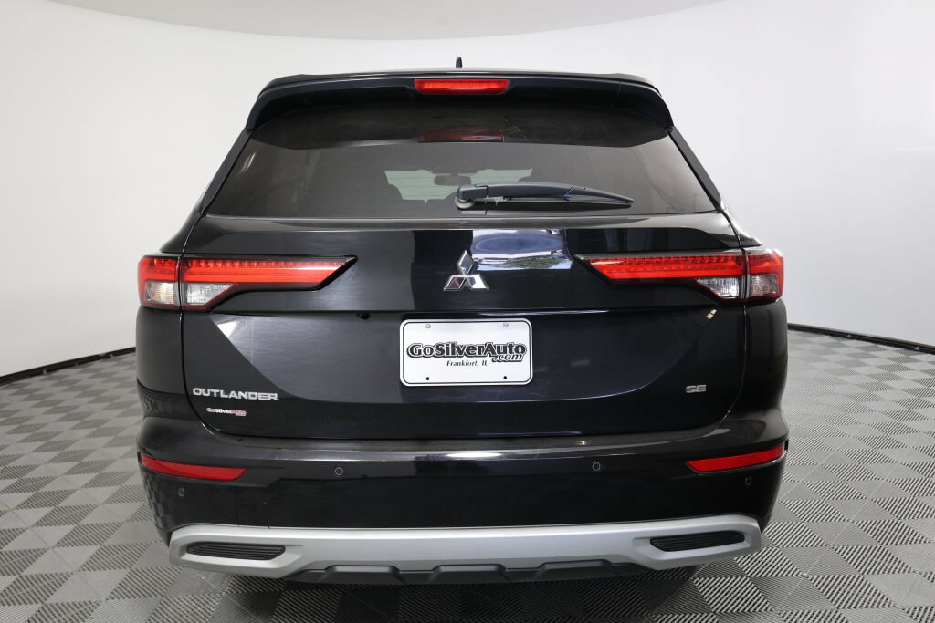 Used 2024 Mitsubishi Outlander SE AWD/4WD image 3