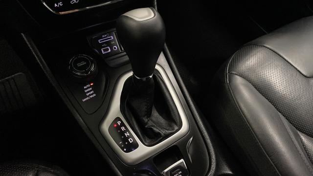 Used 2017 Jeep Cherokee Overland w/ Technology Group AWD/4WD image 20