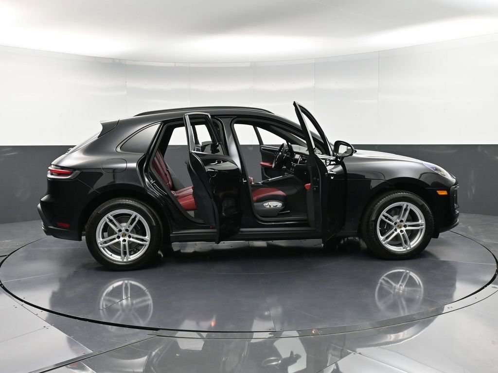 Certified 2025 Porsche Macan AWD/4WD image 35