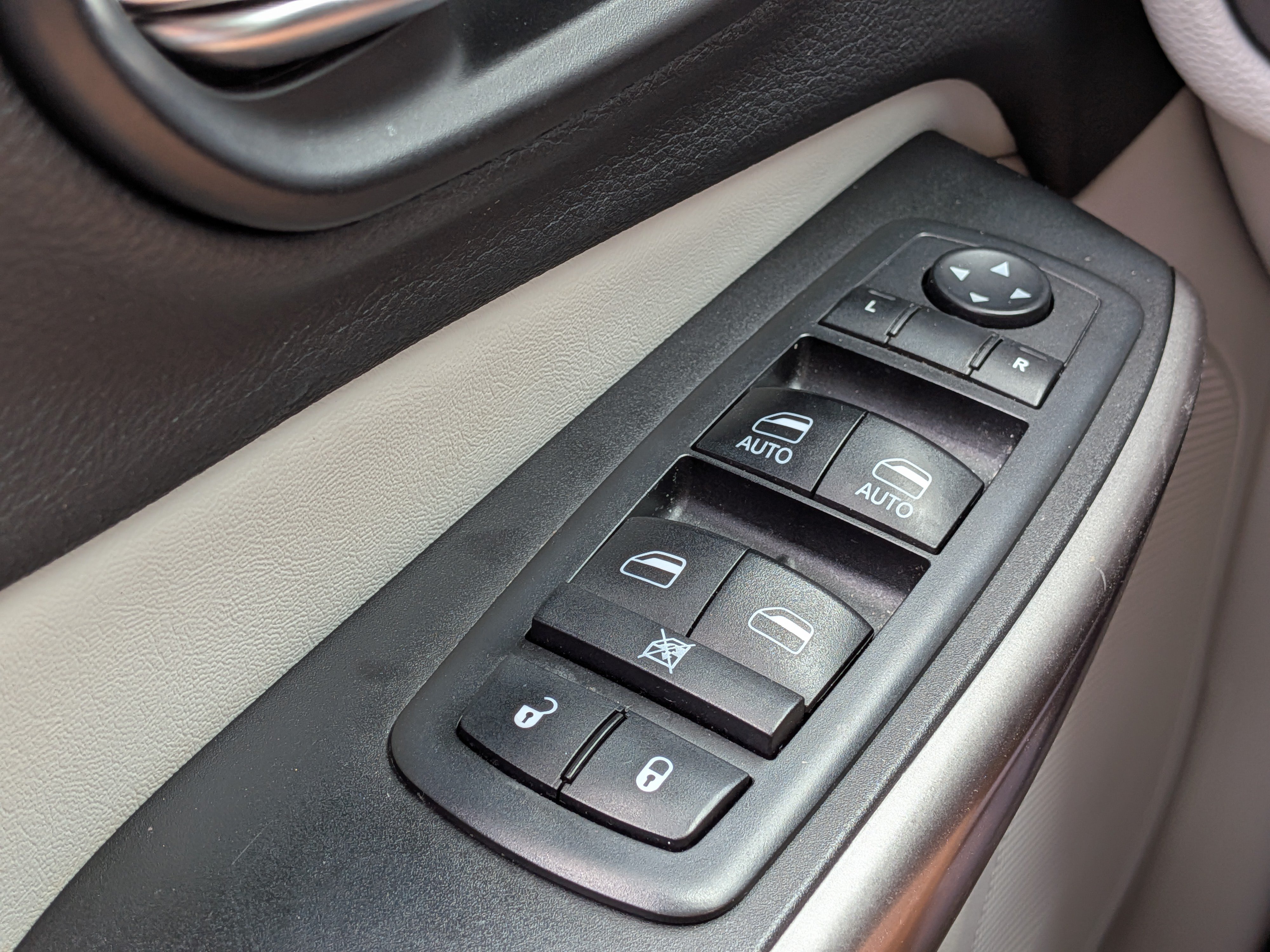 Used 2019 Jeep Cherokee Limited FWD image 23